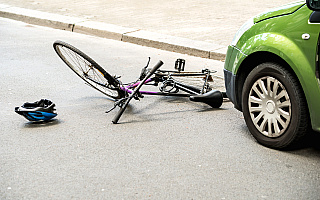 Osobówka potrąciła rowerzystę na trasie Olsztyn-Giżycko